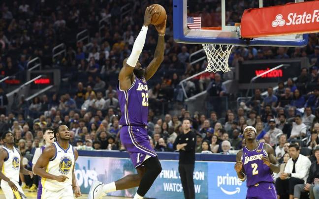 LeBron James salta a canasta en el duelo contra los Golden State Warriors.