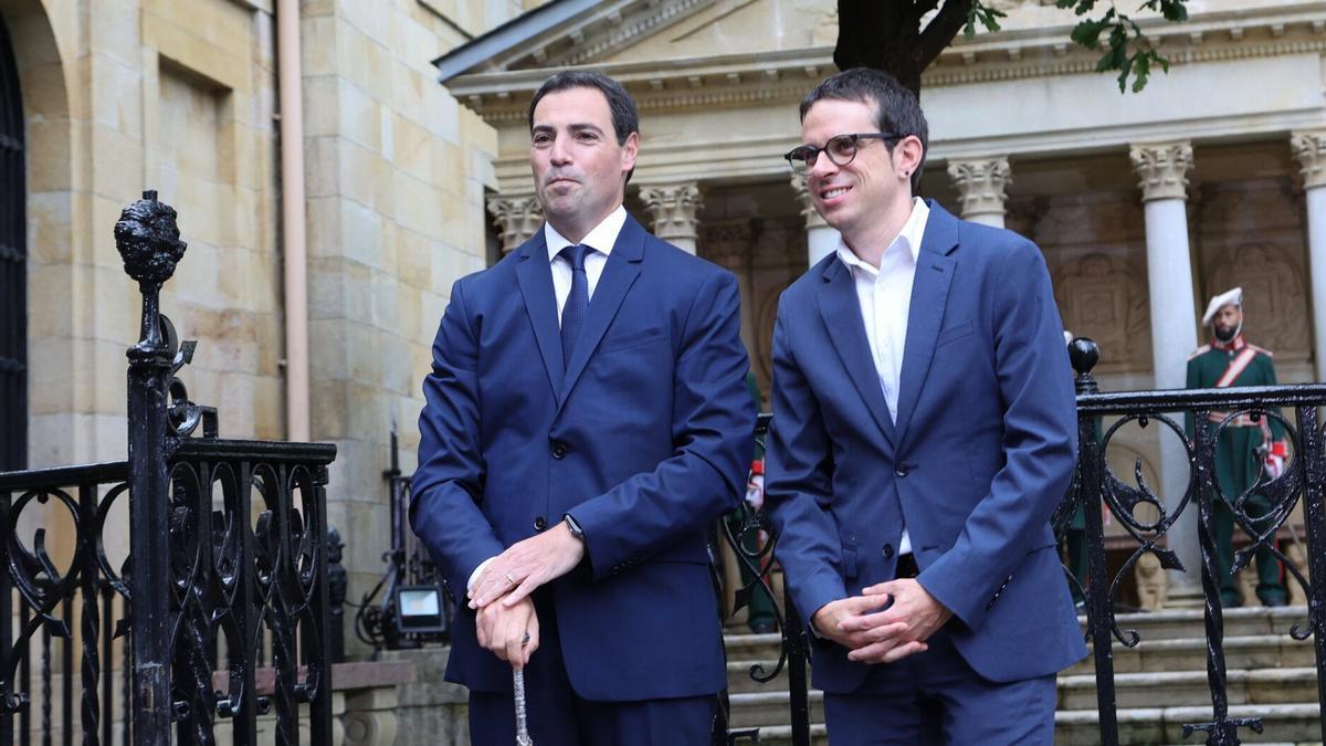 Pradales junto a Otxandiano durante la jura y toma posesión de su cargo como lehendakari