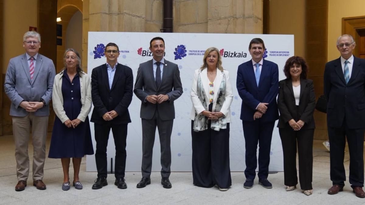 Foto de familia durante la inauguración hoy en Bilbao de la Conferencia Europea sobre Políticas de Anticipación en el Empleo