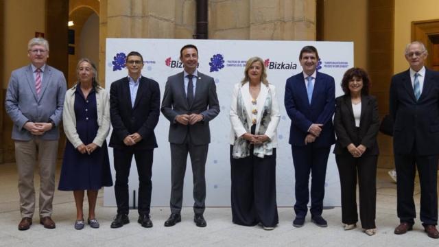 Foto de familia durante la inauguración hoy en Bilbao de la Conferencia Europea sobre Políticas de Anticipación en el Empleo