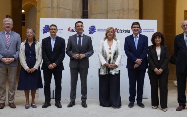 Foto de familia durante la inauguración hoy en Bilbao de la Conferencia Europea sobre Políticas de Anticipación en el Empleo