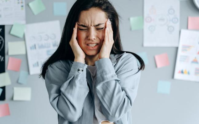 Una mujer desbordada en su puesto de trabajo.
