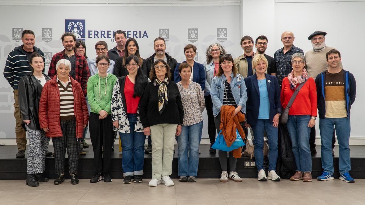 Lo comisión ciudadana junto a los representantes de los grupos políticos