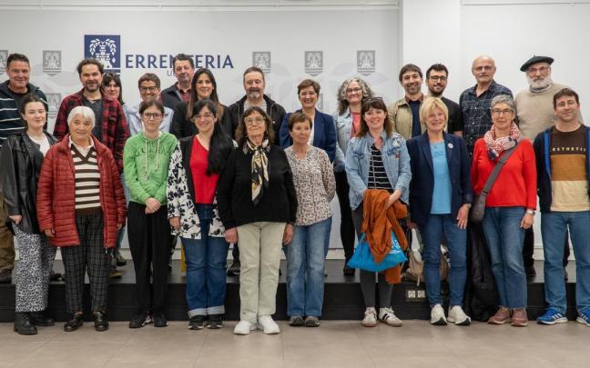Lo comisión ciudadana junto a los representantes de los grupos políticos / N.G. Lo comisión ciudadana junto a los representantes de los grupos políticos