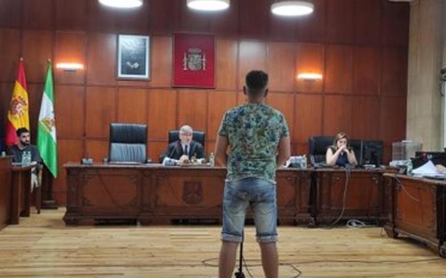 El acusado del asesinato de una mujer en Sabiote en mayo de 2024 durante su declaración en el juicio con jurado que se sigue en la Audiencia de Jaén.