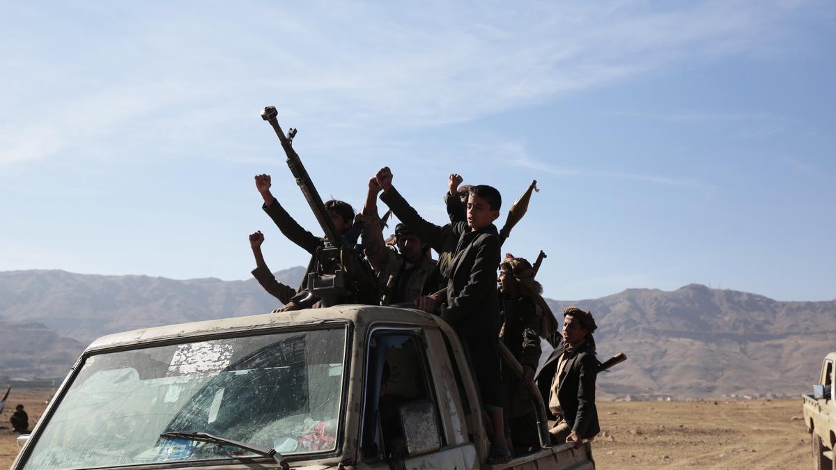 Partidarios tribales de los hutíes de Yemen blanden sus armas en Saná (Yemen).