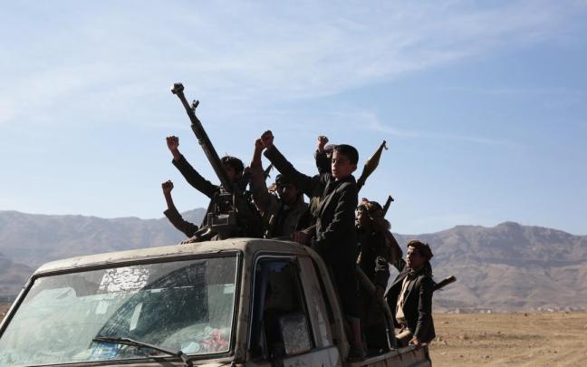 Partidarios tribales de los hutíes de Yemen blanden sus armas en Saná (Yemen).
