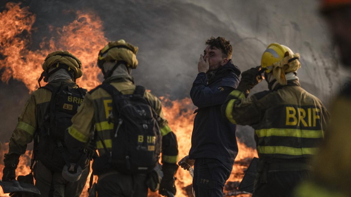Los bomberos durante las labores de extinción del incendio que afecta al municipio de Monterrei (Ourense).