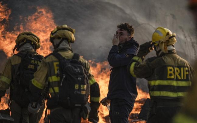 Los bomberos durante las labores de extinción del incendio que afecta al municipio de Monterrei (Ourense).