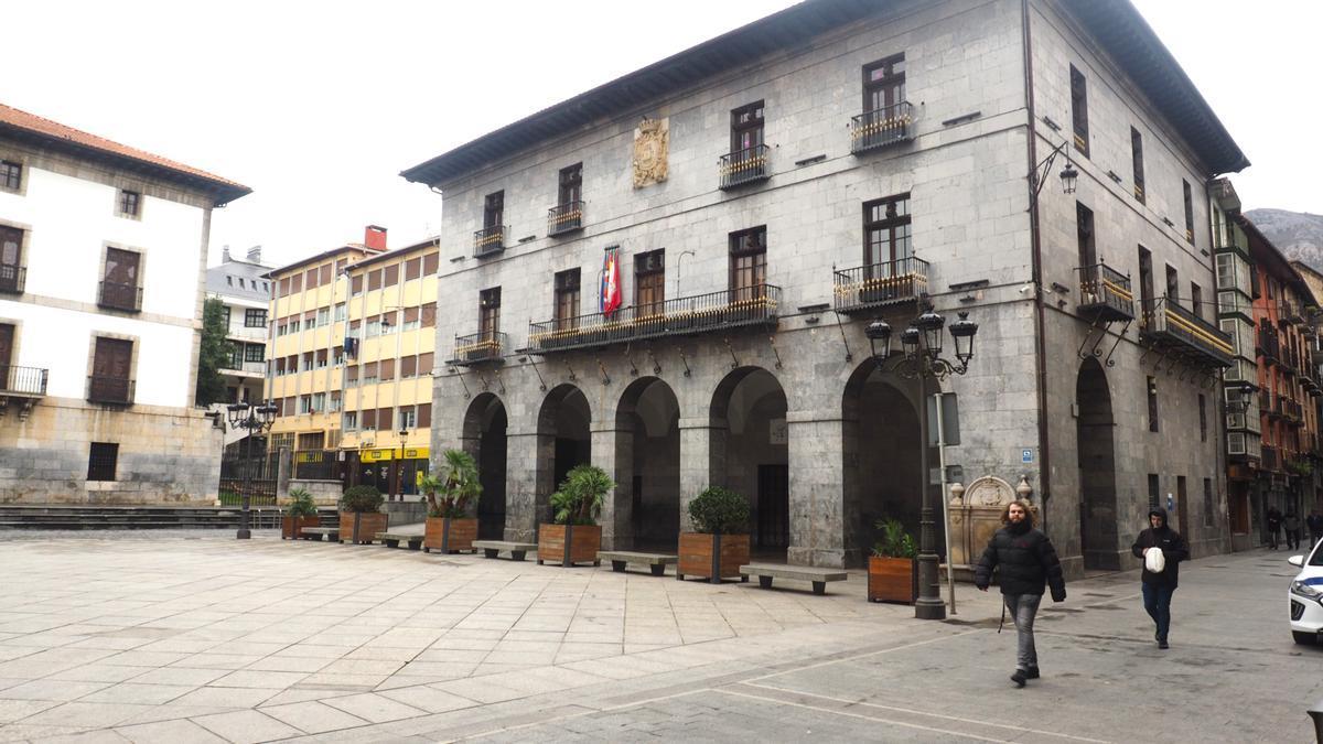 Vista del exterior del Ayuntamiento de Azkotia, escenario de las diferencias sobre las cuentas municipales de 2026 entre el equipo de gobierno y la oposición en