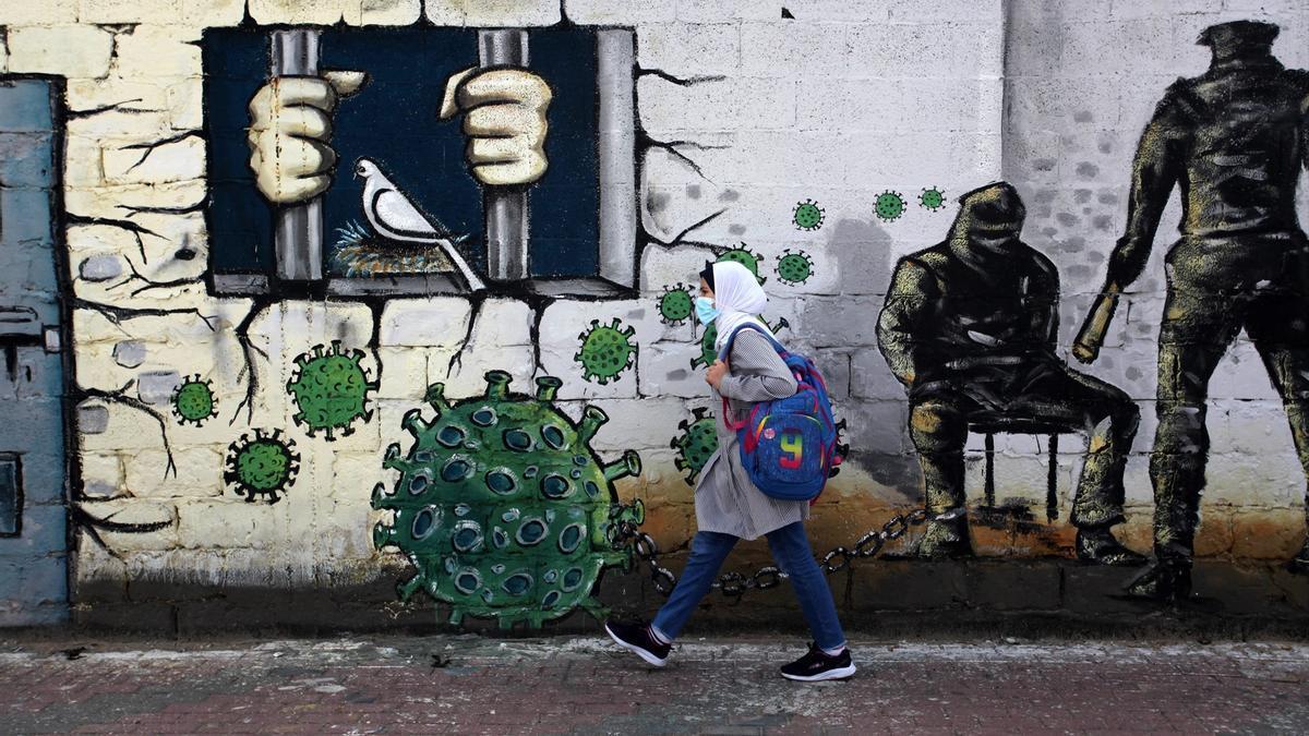 Imagen de archivo de un mural por los presos palestinos en la ciudad de Gaza.