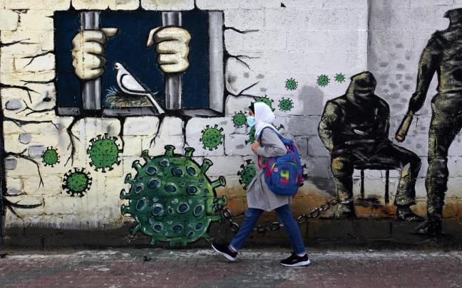 Imagen de archivo de un mural por los presos palestinos en la ciudad de Gaza.