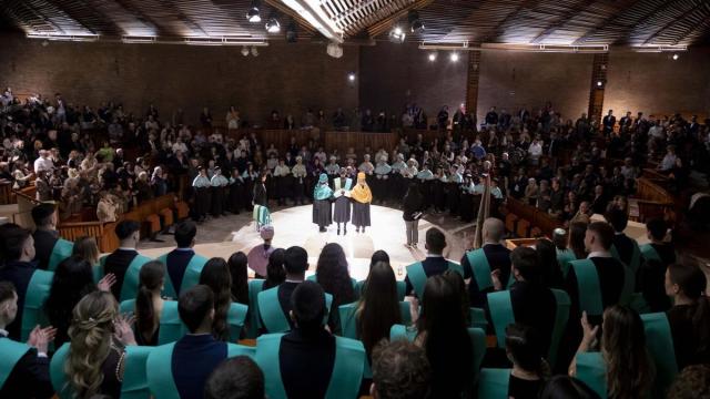 Acto de investidura de los nuevos graduados y graduadas.