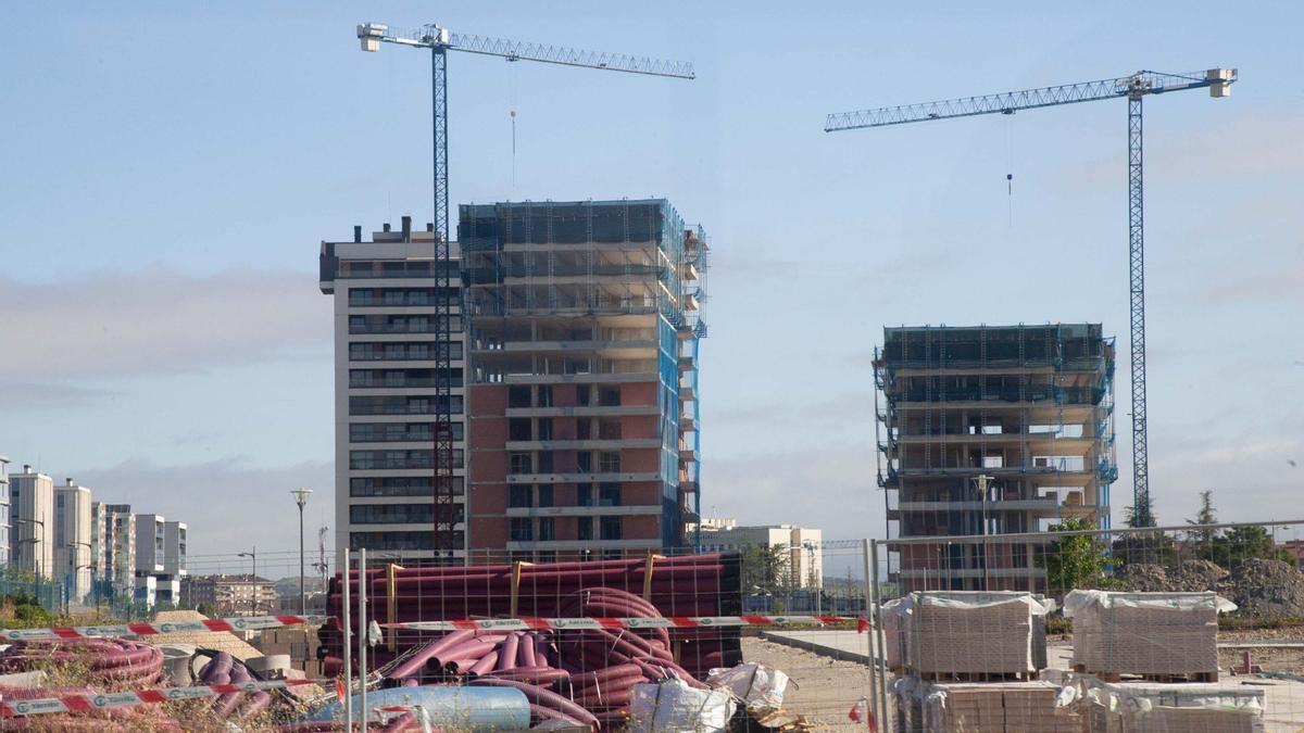 Bloques de viviendas en construcción en el barrio de Zabalgana, en Gasteiz, en una imagen del pasado año.