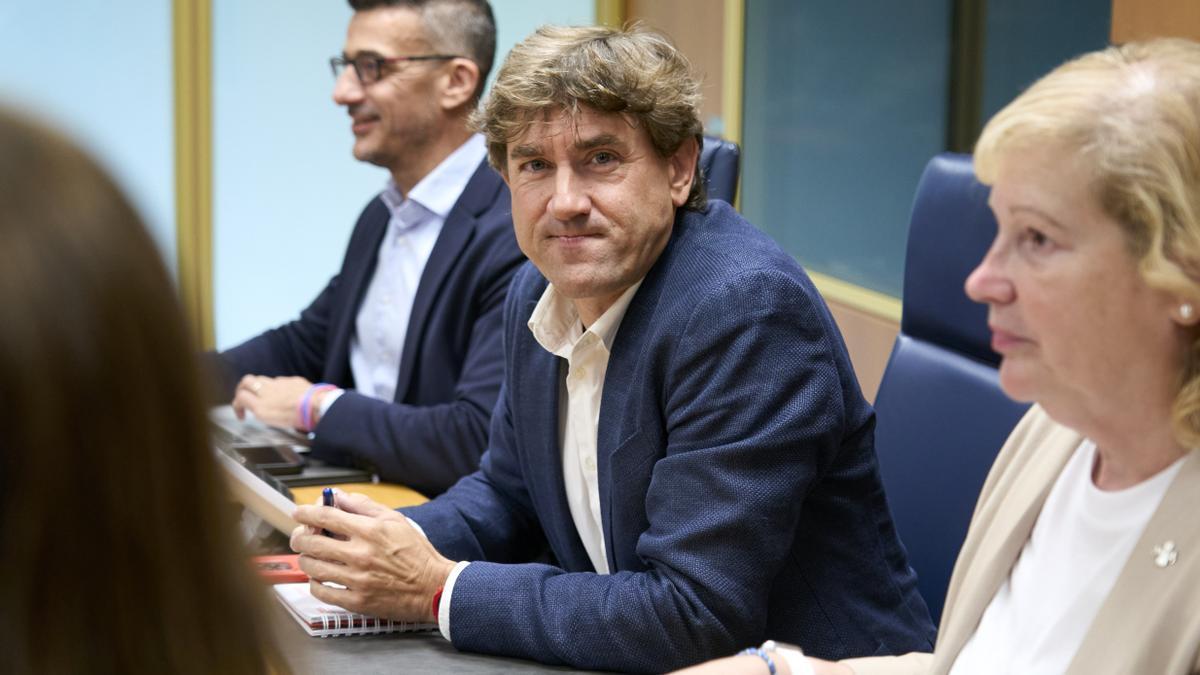 El secretario general del PSE, Eneko Andueza, en la reunión con el grupo del PSE en el Parlamento Vasco