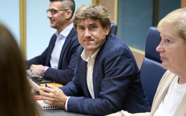 El secretario general del PSE, Eneko Andueza, en la reunión con el grupo del PSE en el Parlamento Vasco