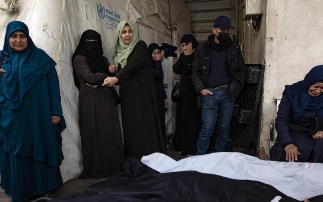 Algunos fallecidos en los bombardeos israelíes de las últimas horas contra Rafah. / EFE Algunos fallecidos en los bombardeos israelíes de las últimas horas contra Rafah.