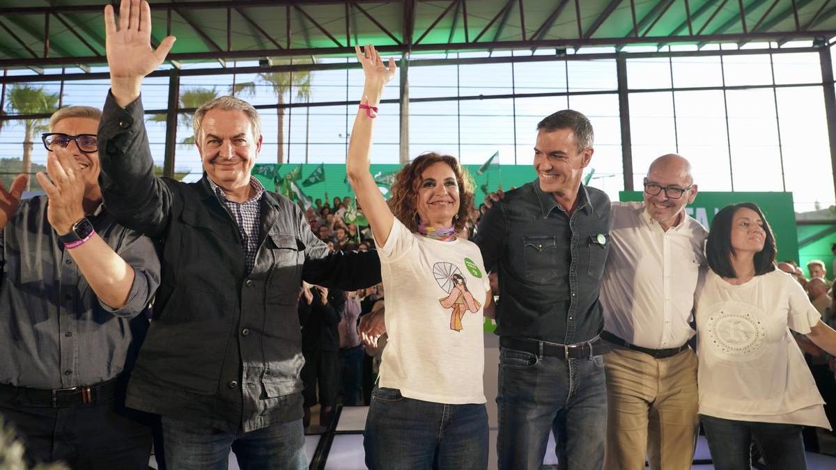 Zapatero, cuya imputación ha sido un mazazo para el PSOE, con Montero y Sánchez en un mitin de la campaña electoral andaluza.