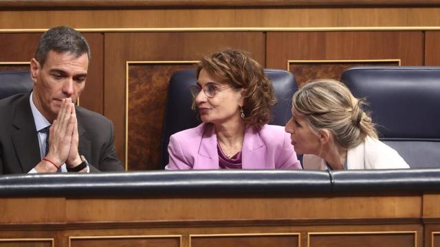 Pedro Sánchez junto a María Jesús Momntero y Yolanda Díaz este jueves en el Congreso.