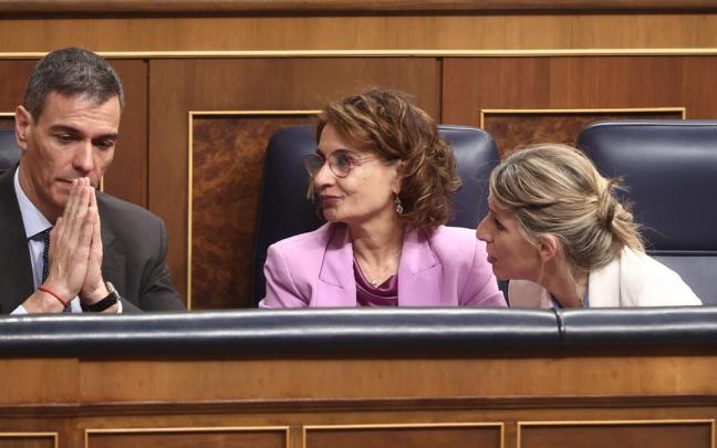 Pedro Sánchez junto a María Jesús Momntero y Yolanda Díaz este jueves en el Congreso.