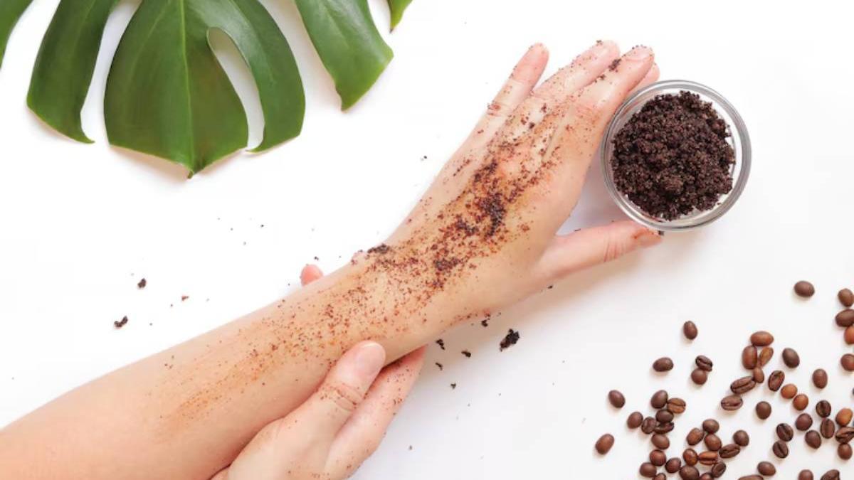 Manos de una chica utilizando un exfoliante casero para la piel a base de café