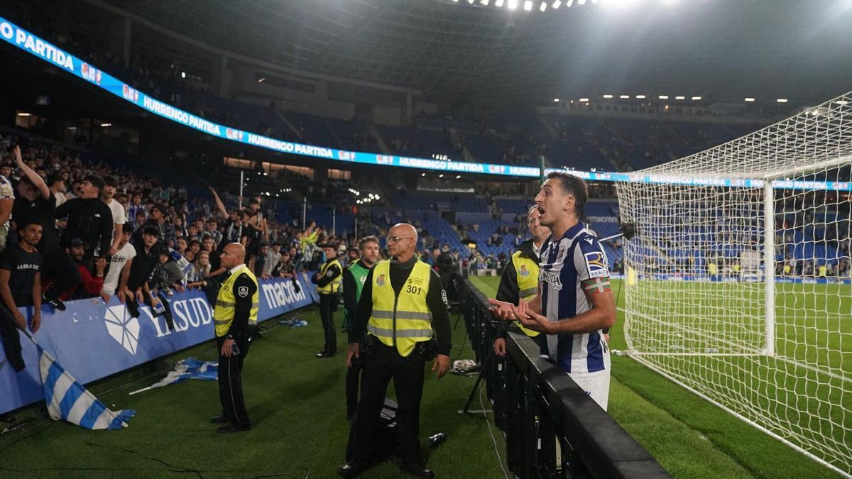 Mikel Oyarzabal se dirige al fondo Aitor Zabaleta para recriminar los cánticos contra Antoine Griezmann. / RUBEN PLAZA