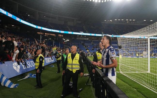 Mikel Oyarzabal se dirige al fondo Aitor Zabaleta para recriminar los cánticos contra Antoine Griezmann. / RUBEN PLAZA
