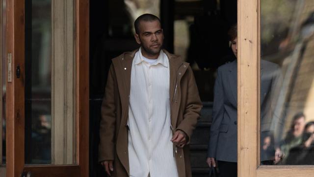 El exfutbolista Dani Alves y su abogada, Inés Guardiola, a su salida de la Audiencia de Barcelona