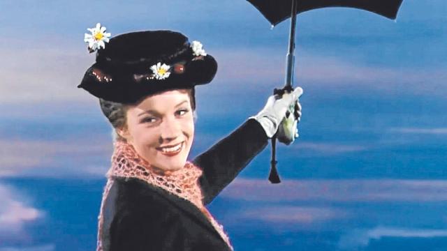 Imagen de la inolvidable Julie Andrews en su papel de Mary Poppins volando con su paraguas.
