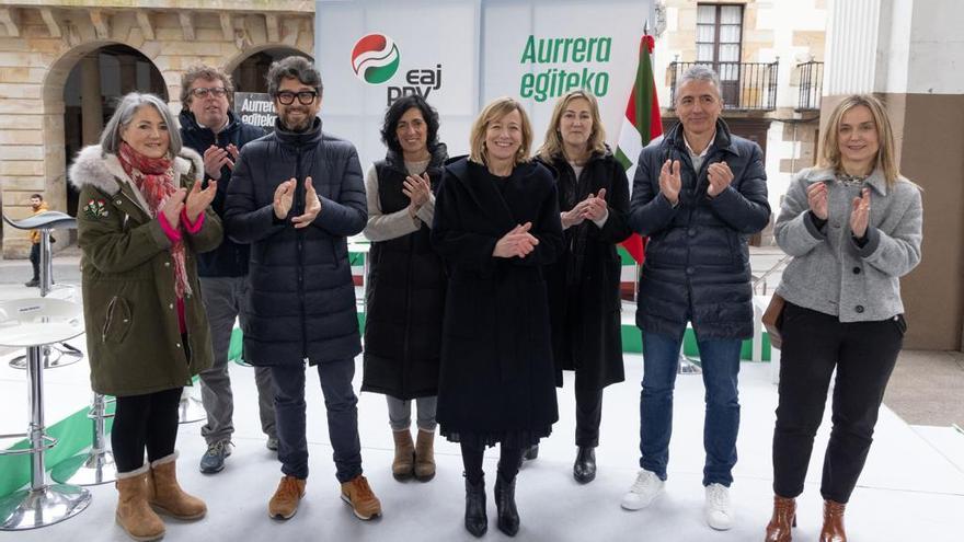 Eider Mendoza, con los candidatos del PNV a las alcaldías de Goierri