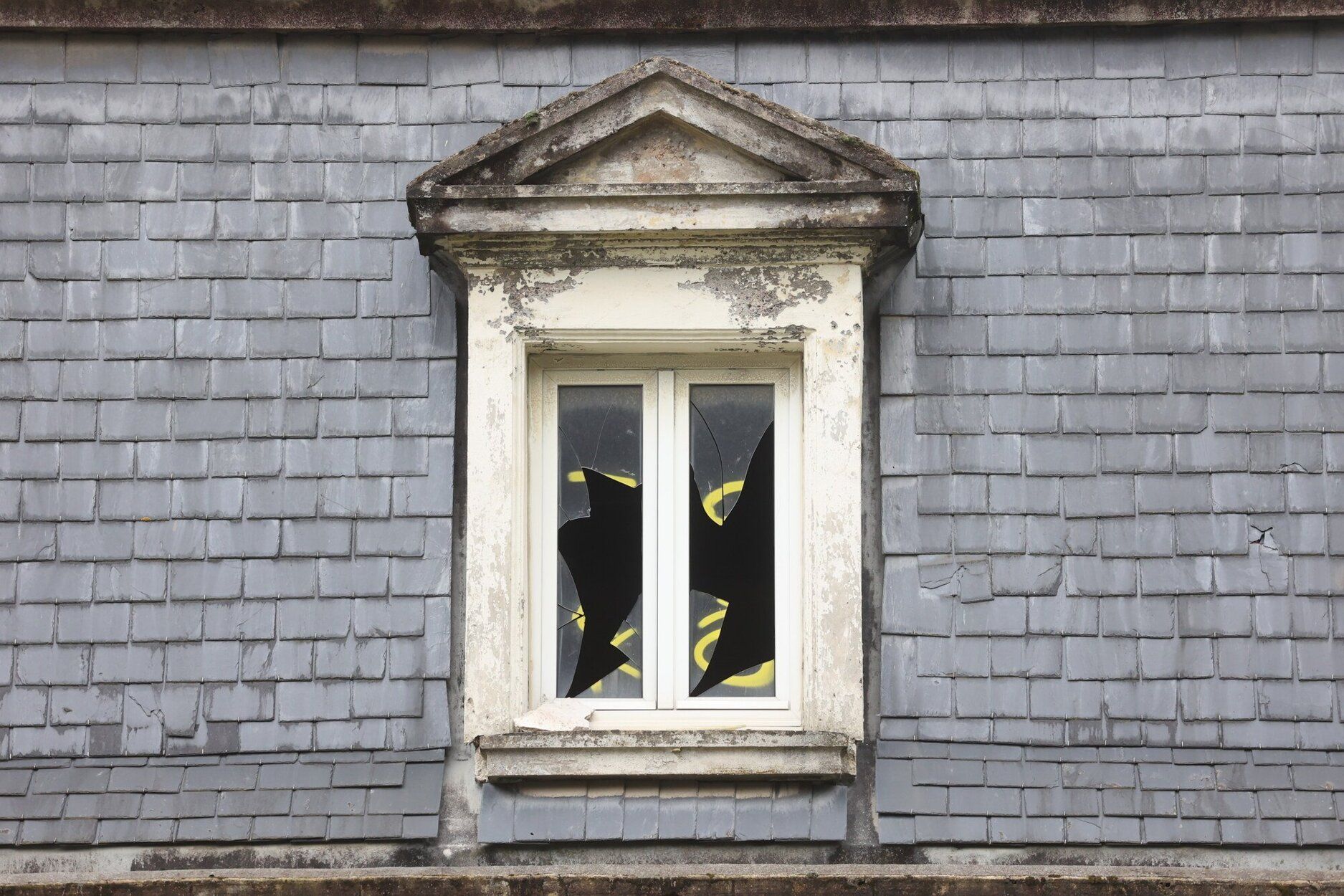 Ventanas rotas en el antiguo instituto de Martutene.