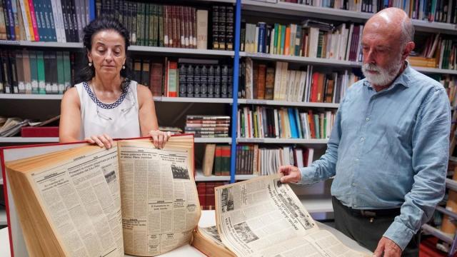 Lourdes Herrasti y Francisco Etxeberria hojean ejemplares del diario DEIA de los años 80, durante la entrevista en la sede de la Sociedad Aranzadi, en Donostia.