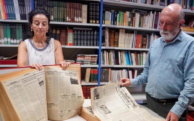 Lourdes Herrasti y Francisco Etxeberria hojean ejemplares del diario DEIA de los años 80, durante la entrevista en la sede de la Sociedad Aranzadi, en Donostia.