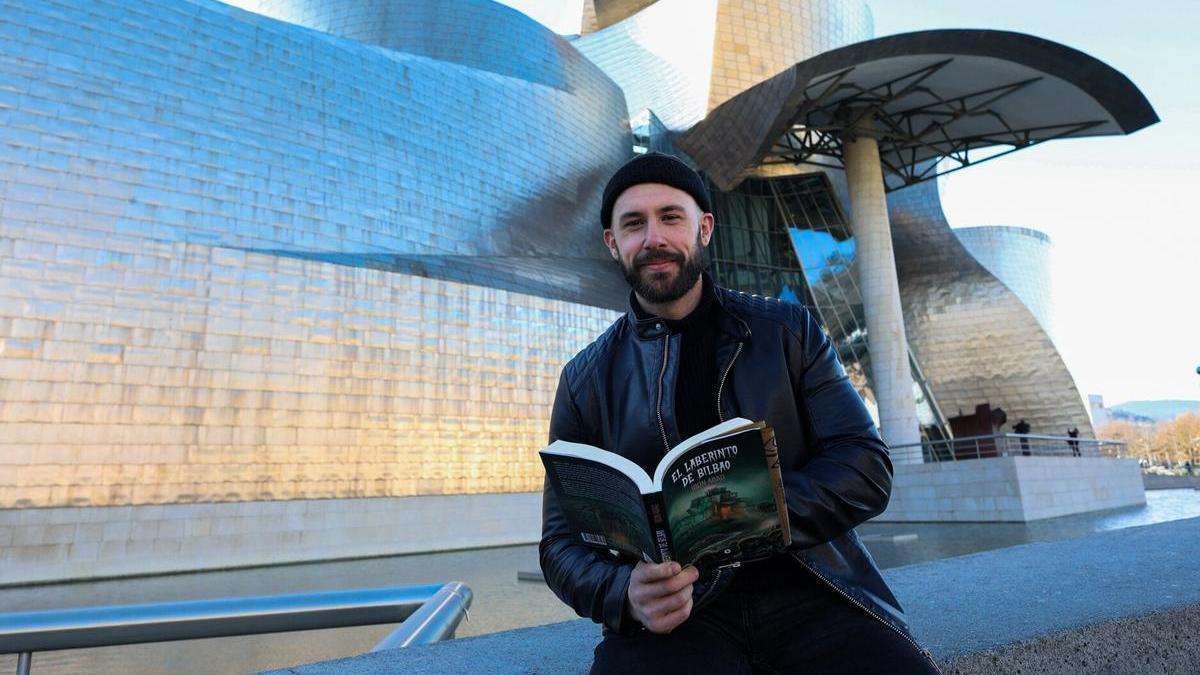 El escritor Ibon Abad en la misma localización que la portada de su novela de fantasía.