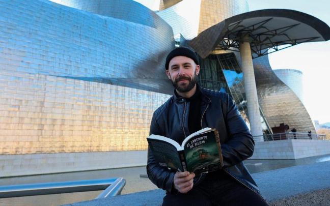 El escritor Ibon Abad en la misma localización que la portada de su novela de fantasía.