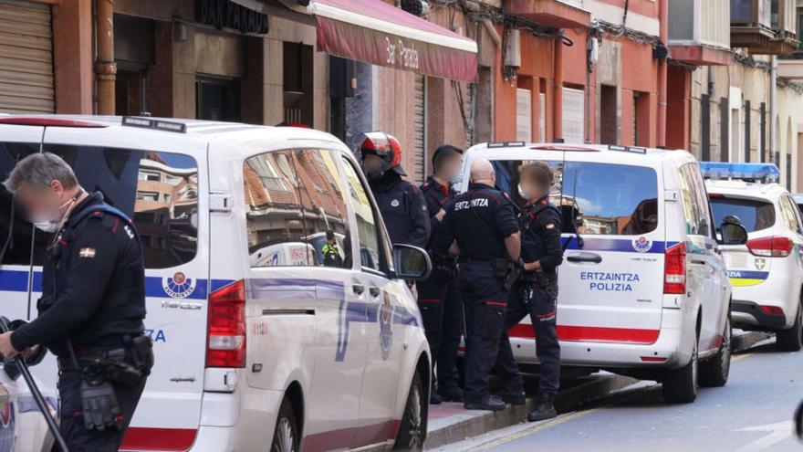 Más de cuatro horas atrincherado tras atacar a la dueña de un bar en Barakaldo
