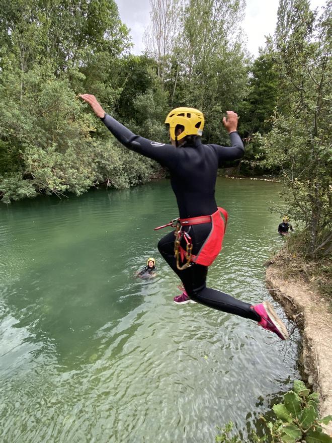 'River walking' por parte de Mugitu Aventura a través del río Urederra.