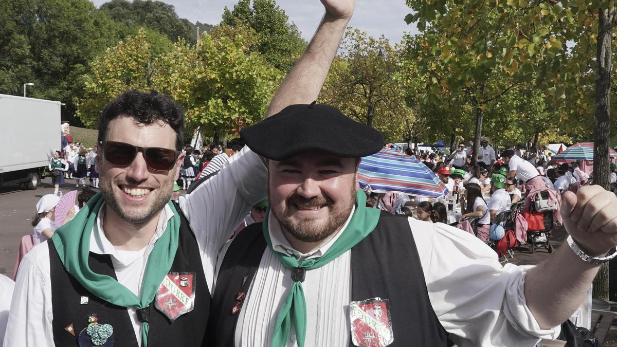 Balta y Joseba, de la cuadrilla Edurre, disfrutando de la comida y el buen ambiente
