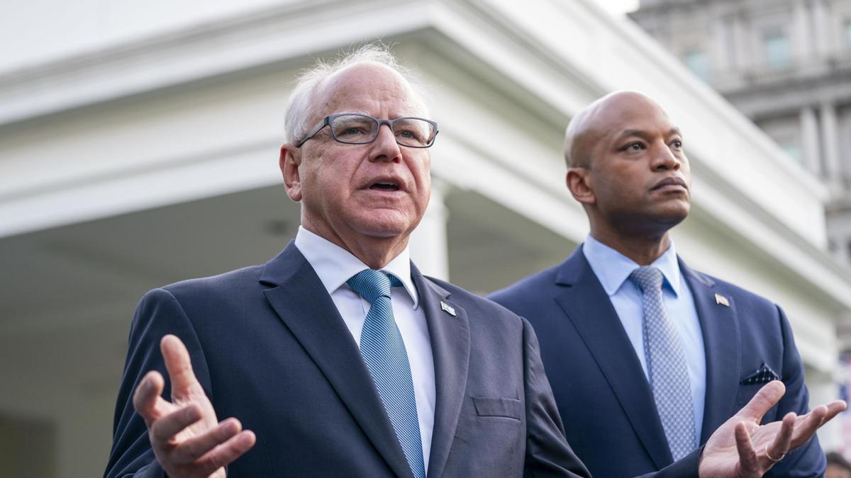 Tim Walz (i) junto al Gobernador de Maryland, Wes Moore.