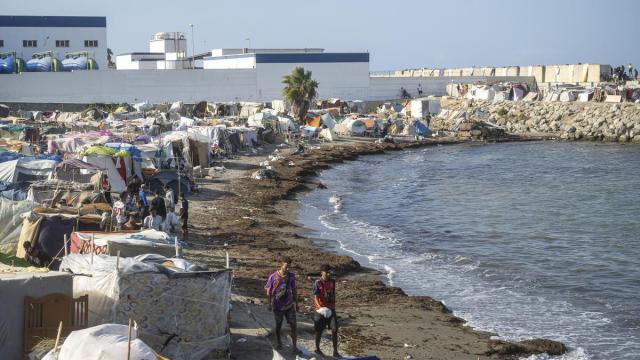 Migrantes en chabolas, en la playa de Trampolín