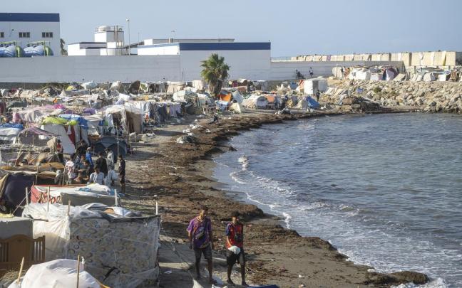 Migrantes en chabolas, en la playa de Trampolín