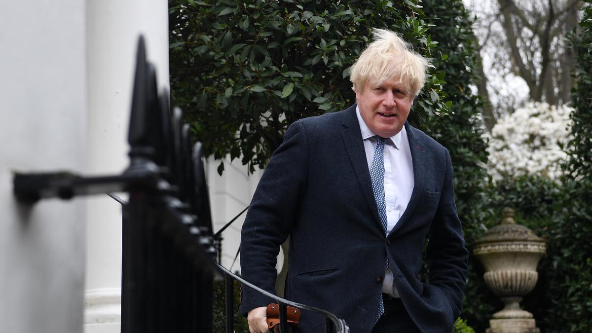 Boris Johnson a la salida de su casa en Londres.