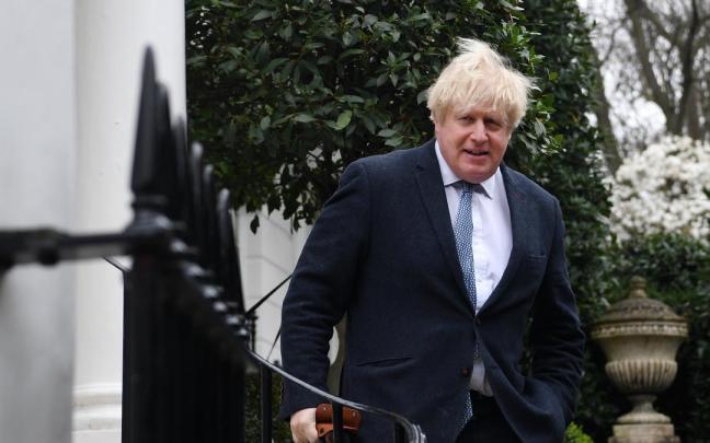 Boris Johnson a la salida de su casa en Londres.