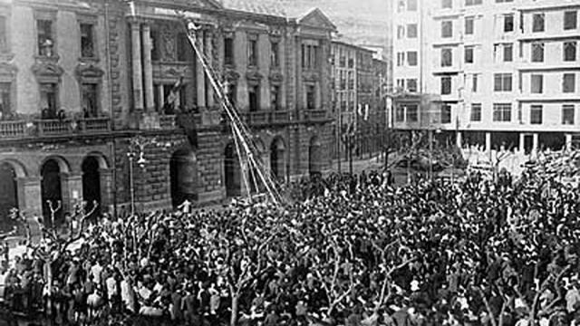 Imagen que recoge la multitudinaria concentracion en la plaza Unzaga para proclamar la II República.