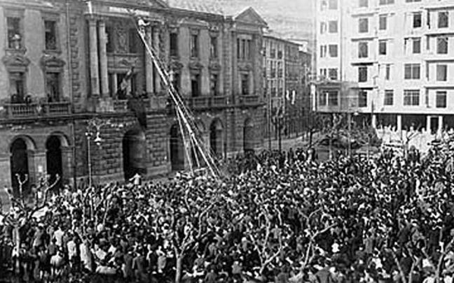 Imagen que recoge la multitudinaria concentracion en la plaza Unzaga para proclamar la II República.