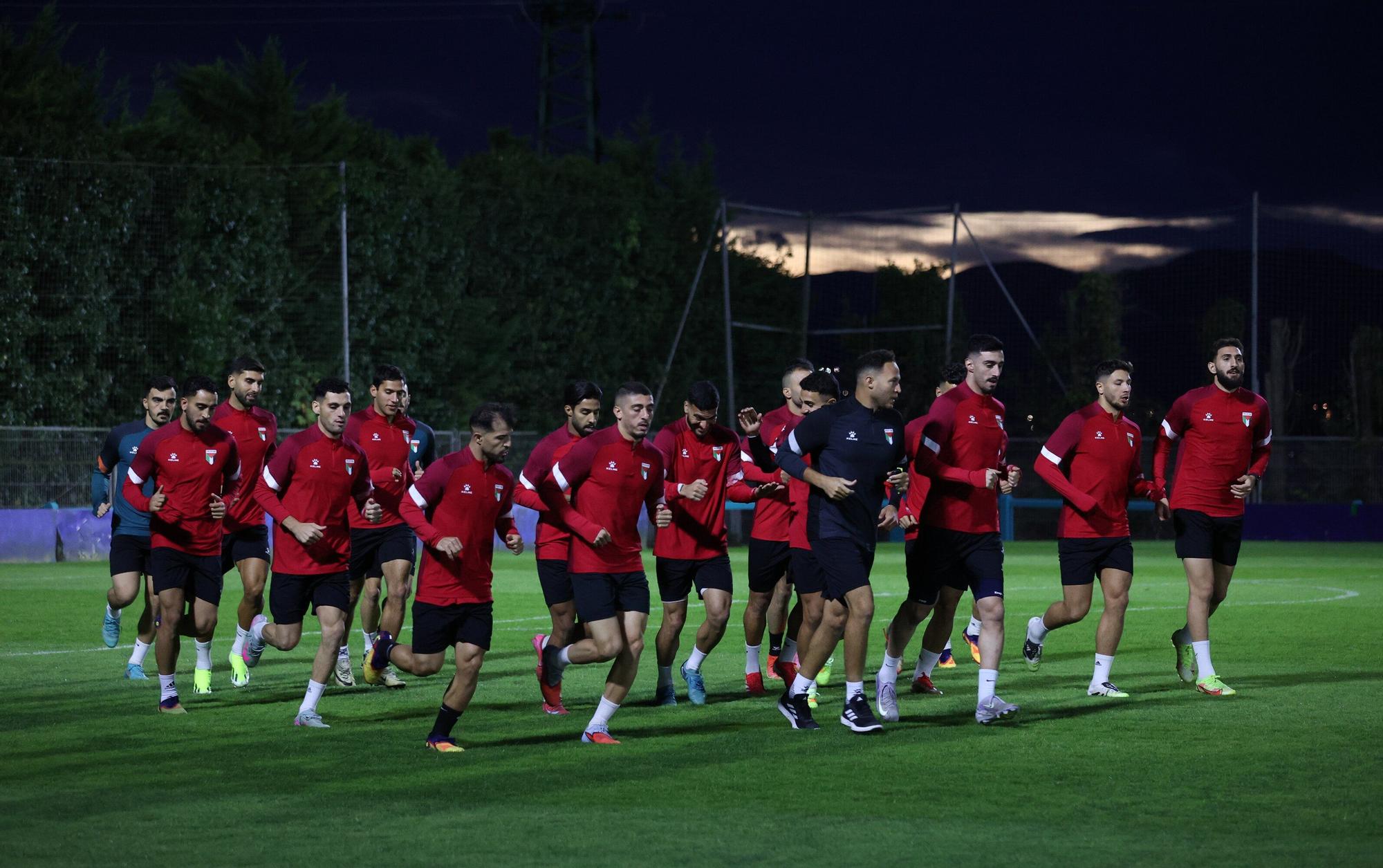 La selección palestina ejercitándose en las instalaciones de Sarriena, en Leioa. / PANKRA NIETO