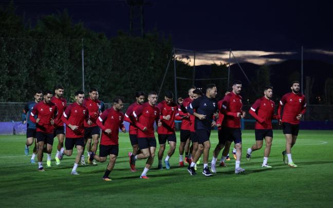 La selección palestina ejercitándose en las instalaciones de Sarriena, en Leioa. / PANKRA NIETO