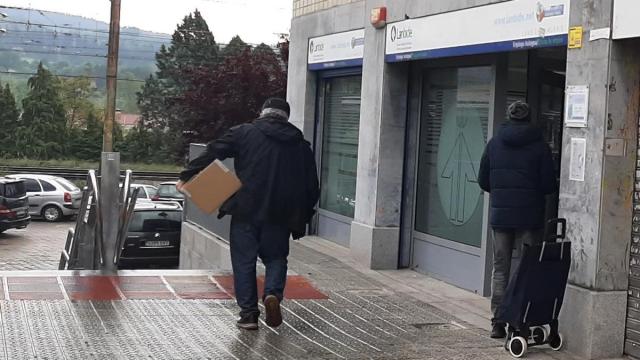 Entrada a la oficina de Lanbide en Amurrio