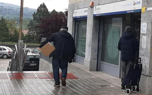 Entrada a la oficina de Lanbide en Amurrio