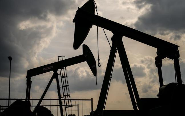 Dos unidades de bombeo para extraer crudo en una imagen de archivo.